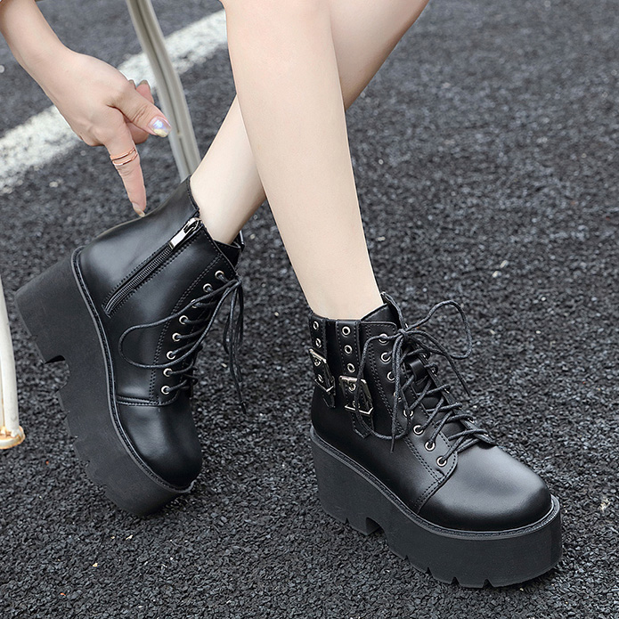 Chaussures punk rock gothique noires à plateforme épaisse avec lanières verticales et lacets, vue latérale