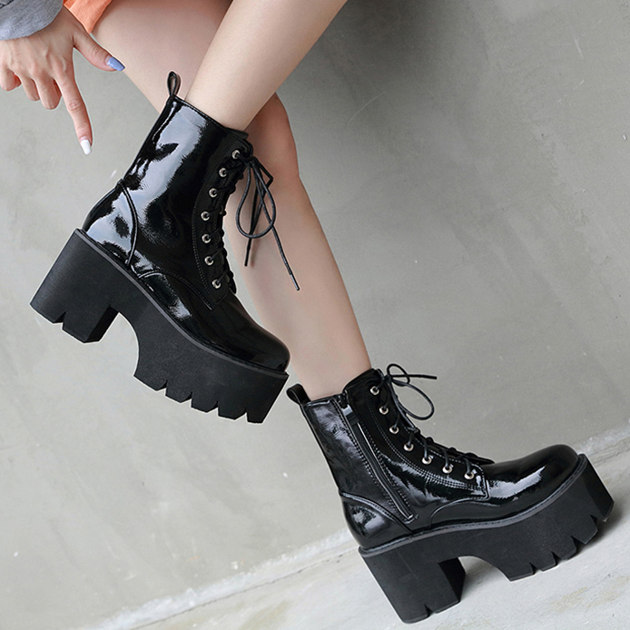 Chaussures à talons compensés gothiques ShadowWedge en cuir verni noir avec lacets et semelle crantée épaisse, vue latérale