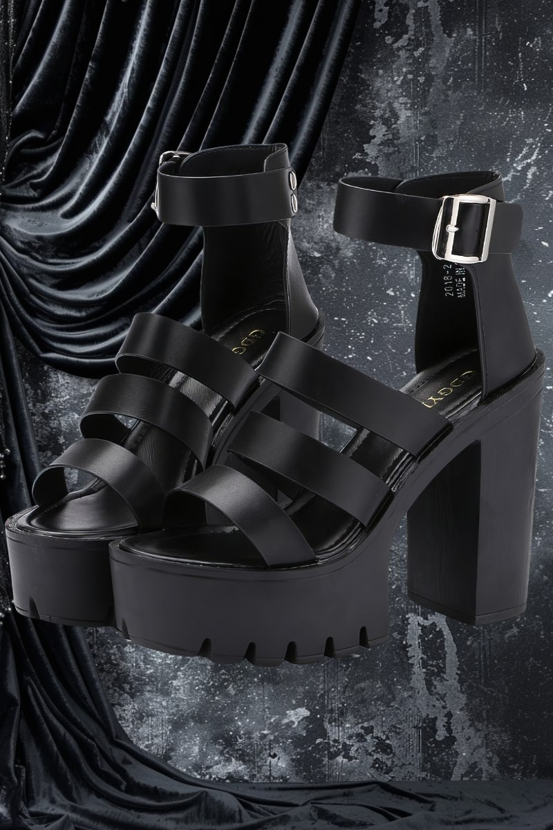 Chaussures talons gothiques hauts GothHeel noires en simili cuir avec brides multiples et boucle argentée, plateforme crantée et talon épais