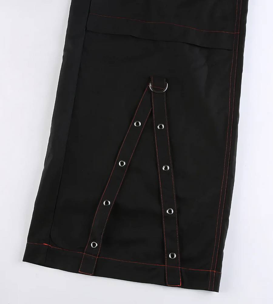 Détail bas de jambe du pantalon chaine gothique ShadowStitch noir avec œillets métalliques et boucle en D