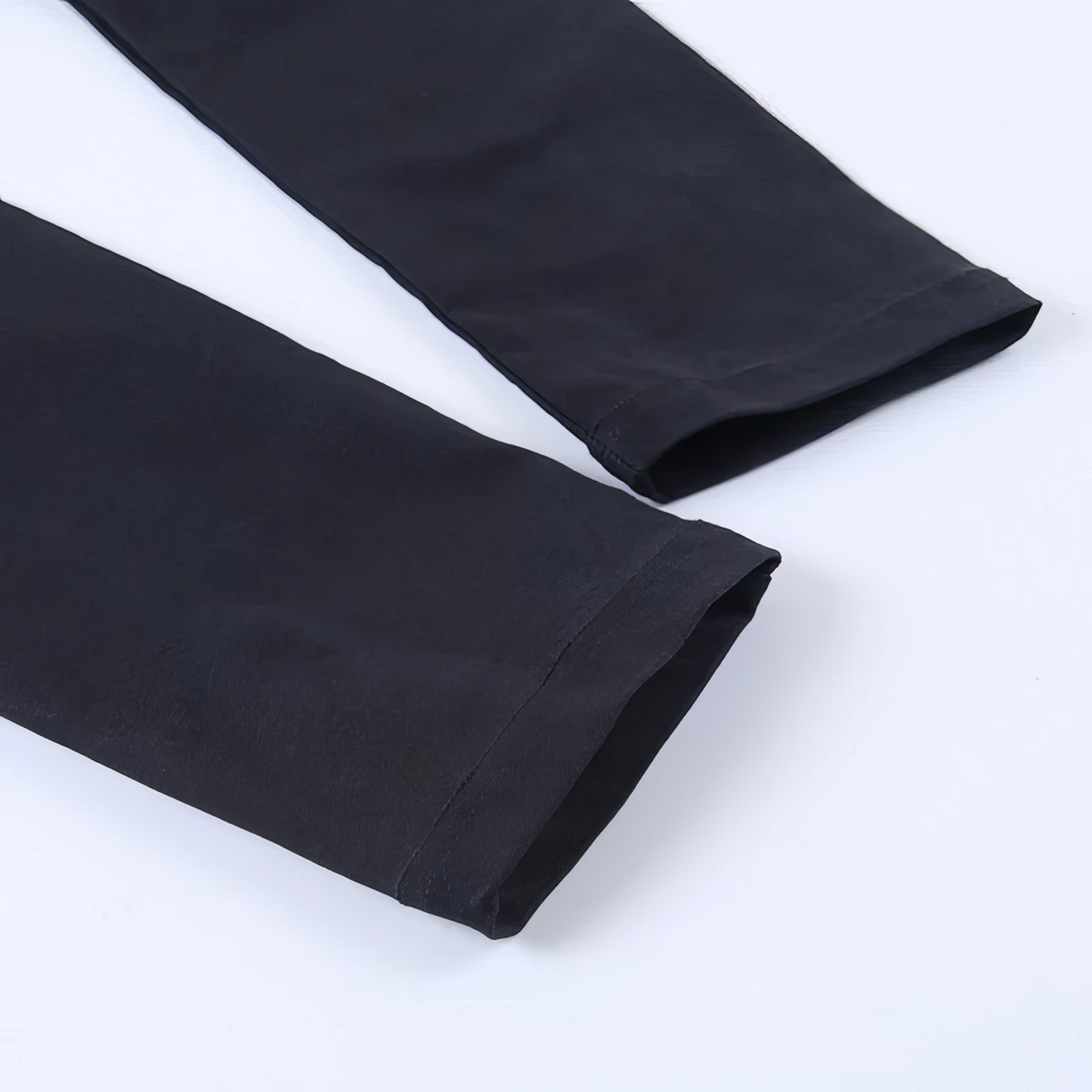 Détail des bas de jambes du pantalon noir gothique Lune MysticMoon en tissu uni