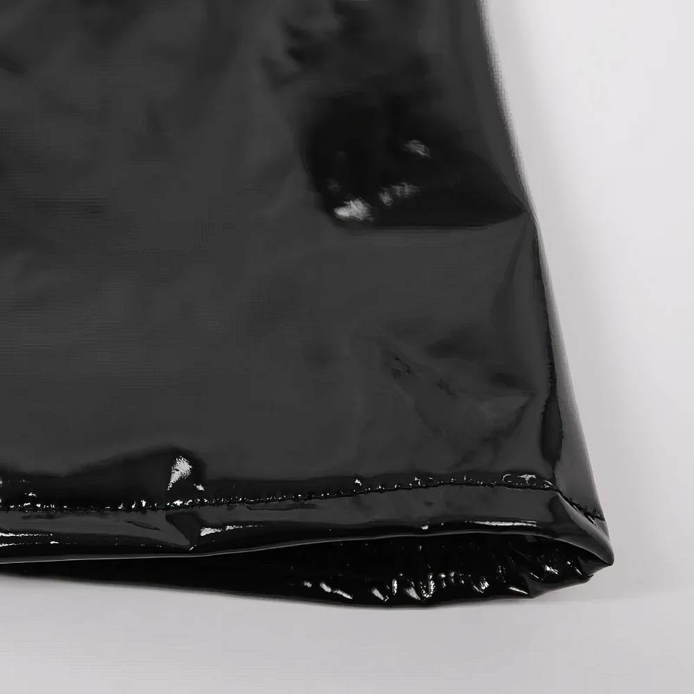 Détail bas de la jupe gothique cuir noir Mourningia avec finition brillante