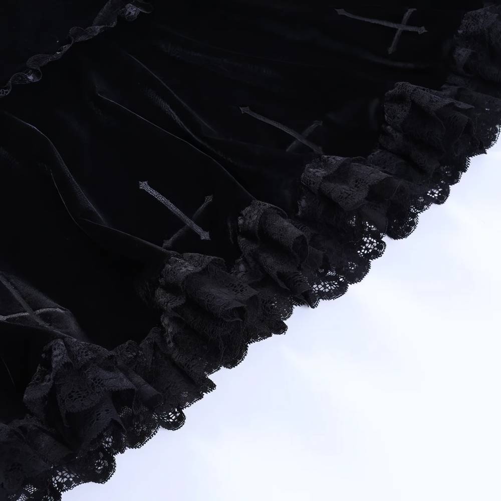 Détail bas de la jupe gothique dentelle Nightfallia en velours noir avec motif croix et bordure en dentelle noire plissée