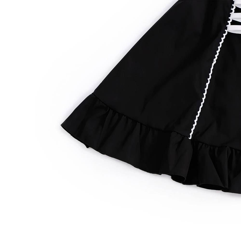 Détail bas de la robe style japonais gothique GothicGale en tissu noir avec bordure volantée et galon dentelle blanche