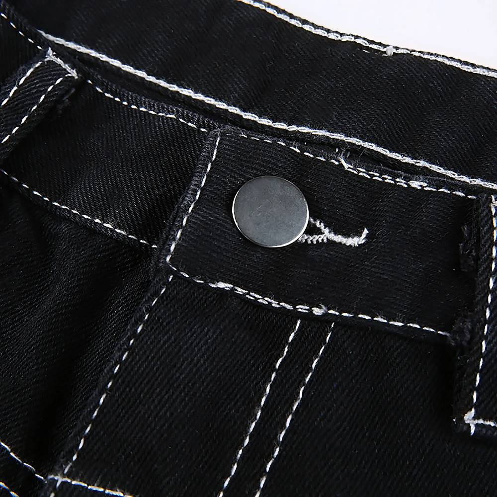 Détail ceinture pantalon gothique femme Casudow noir avec rivet métallique et coutures blanches contrastées