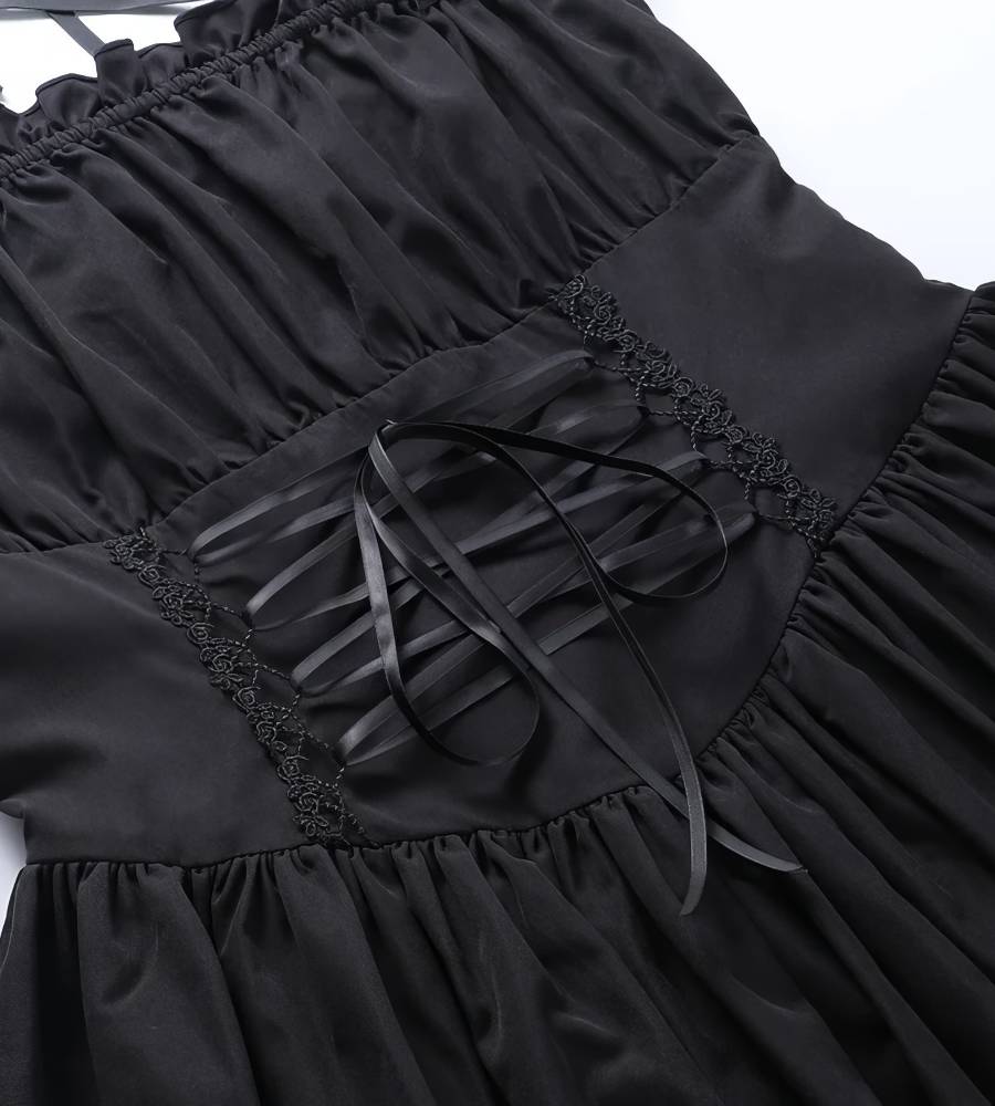 Détail du corsage de la robe gothique romantique CyberCrown en satin noir avec laçage ruban et fronces élégantes