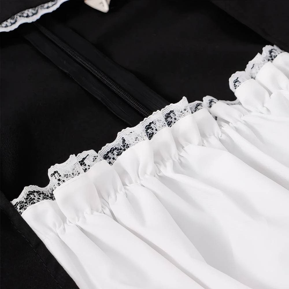 Détail de la robe style japonais gothique GothicGale montrant la dentelle noire délicate sur tissu blanc et le tissu noir en arrière-plan