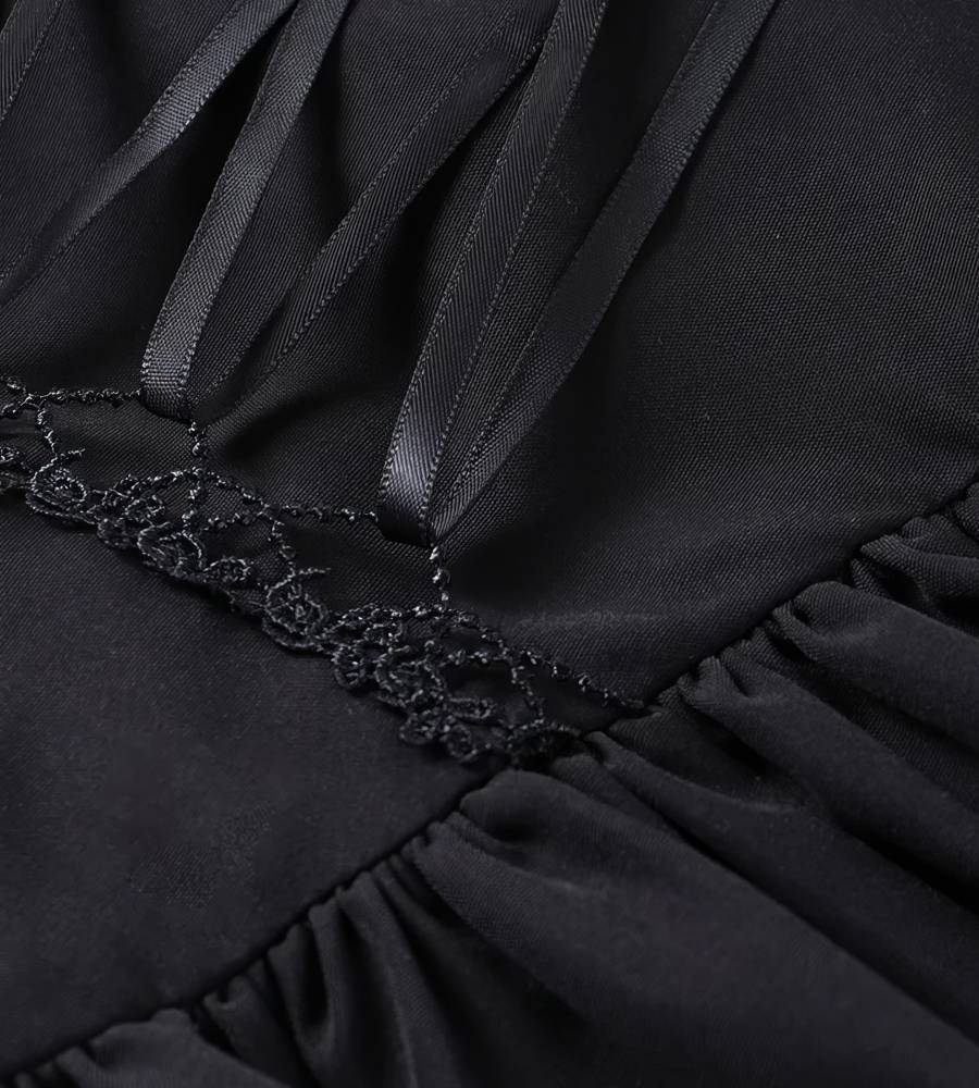 Détail de la robe gothique romantique CyberCrown en velours noir avec dentelle noire et rubans satinés