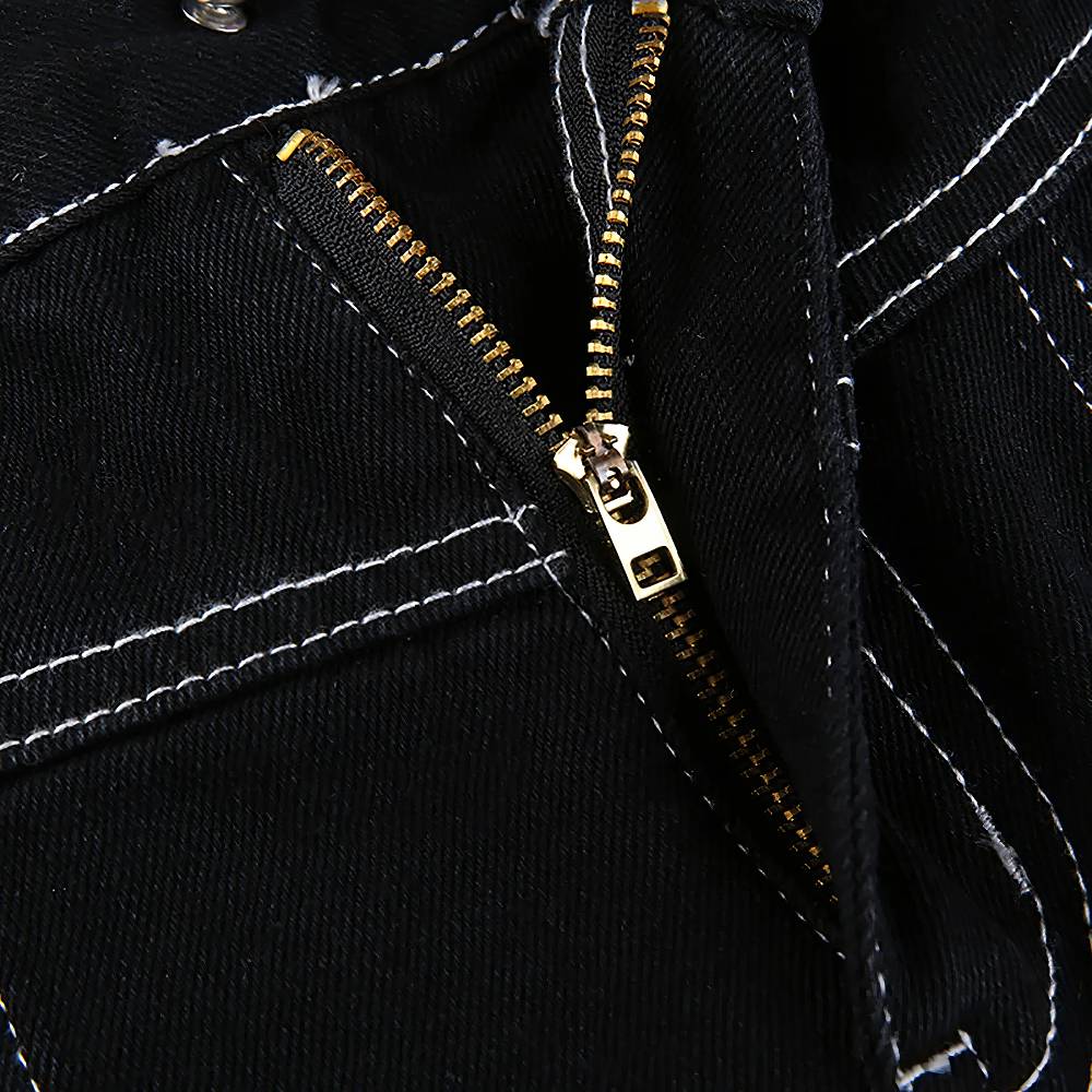 Détail du pantalon gothique femme Casudow en tissu noir avec rivets, fermeture éclair dorée et surpiqûres blanches visibles