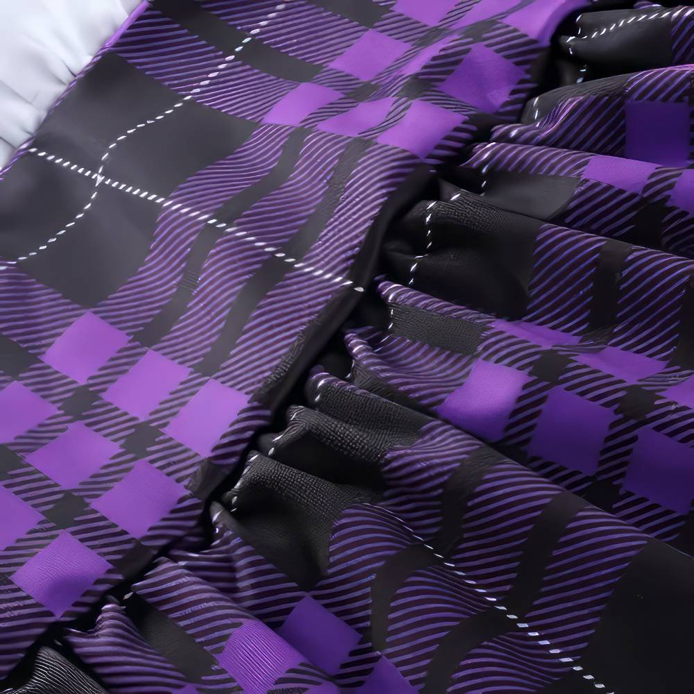 Détail de la jupe ecossaise gothique Lunaria en tissu violet et noir à motif tartan avec fronces