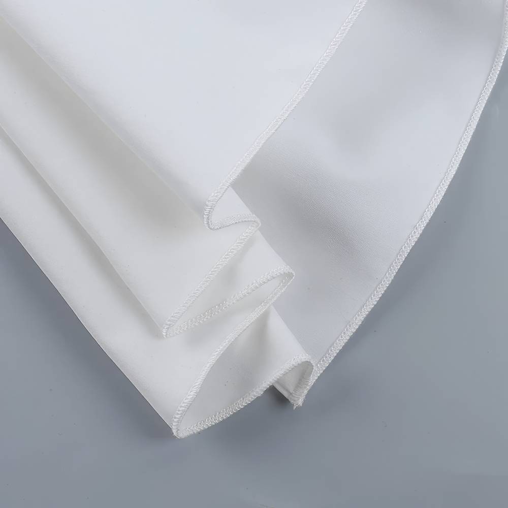 Détail de l'ourlet de la robe gothique blanche Lightbreaker en tissu blanc fluide