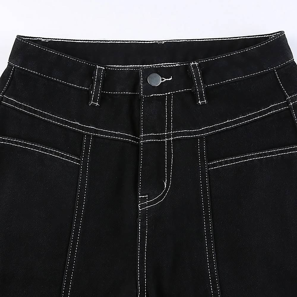 Détail taille et fermeture du pantalon gothique femme noir Casudow avec rivets et coutures contrastantes blanches