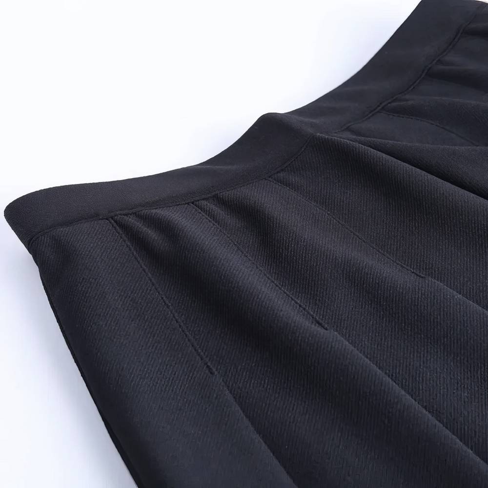 Détail de la taille et du tissu noir plissé de la jupe noire gothique Vortexveinia