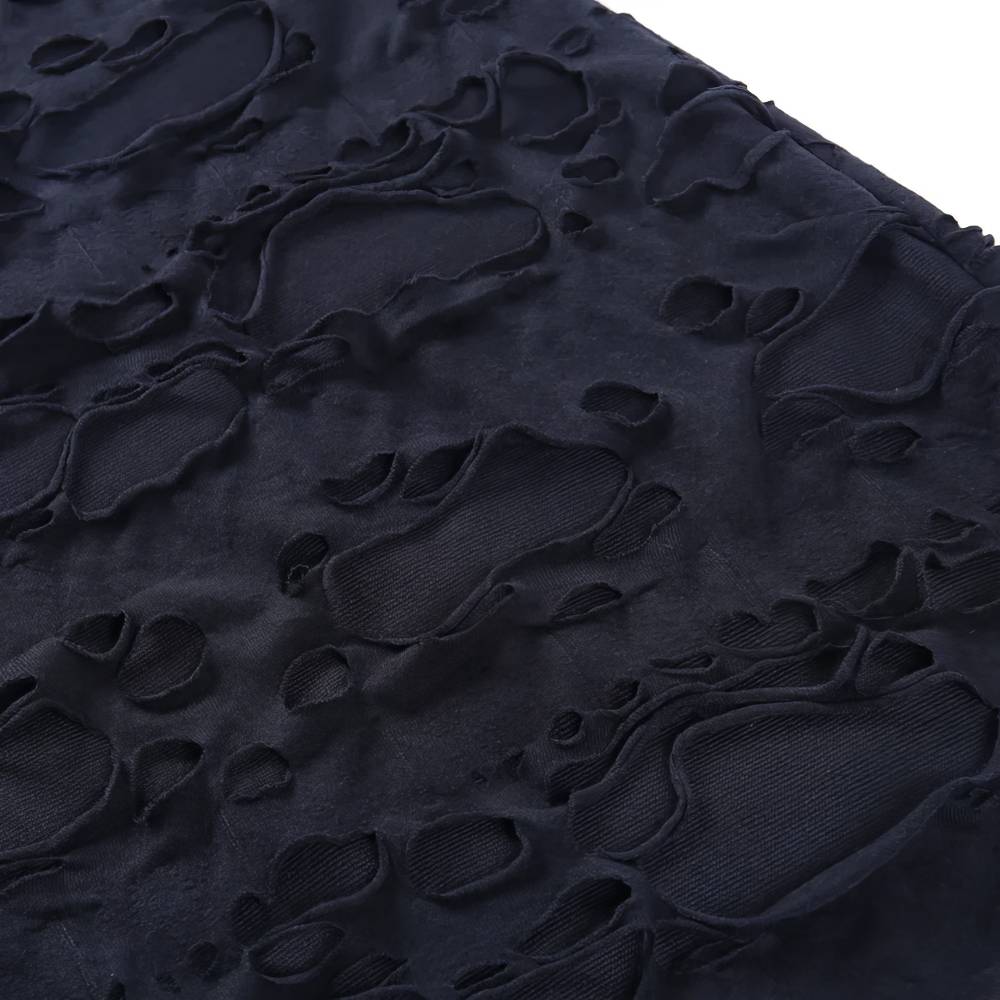 Détail tissu déchiré noir de la robe courte gothique ShadowSeeker