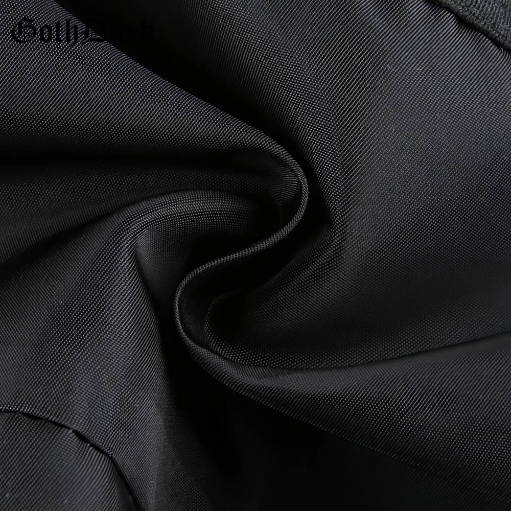 Détail tissu noir de la jupe courte gothique Grimia en matière opaque avec texture fine