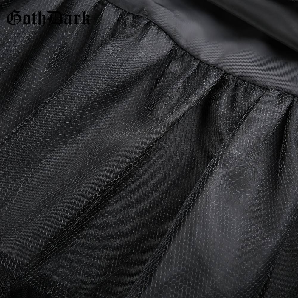 Détail en gros plan de la jupe courte gothique Grimia en tissu noir texturé avec effet plissé