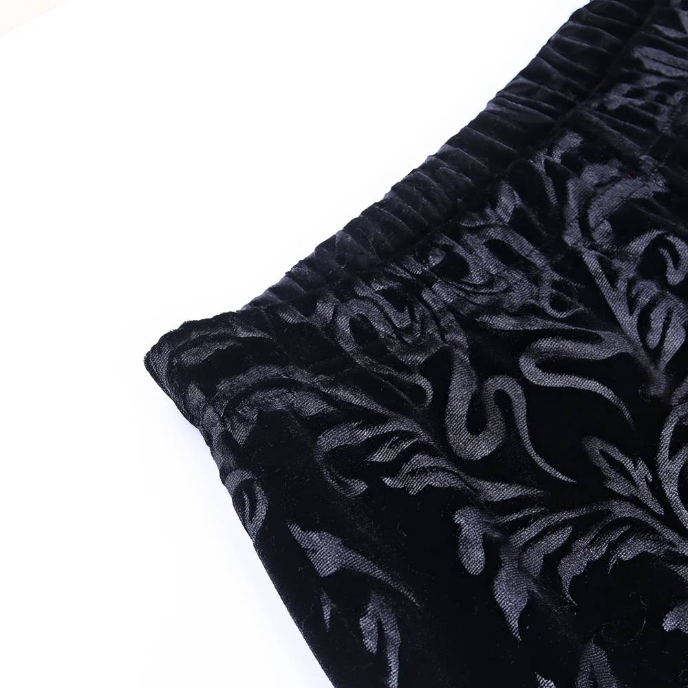 Détail du tissu en velours noir avec motif baroque gris du pantalon femme style gothique SpireEdge, vue sur la taille élastique