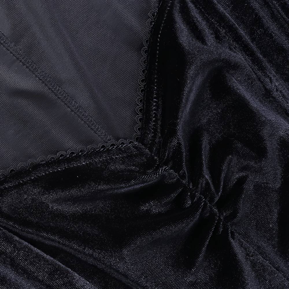 Détail tissu velours noir et couture décorative de la robe gothique chic CyberClash