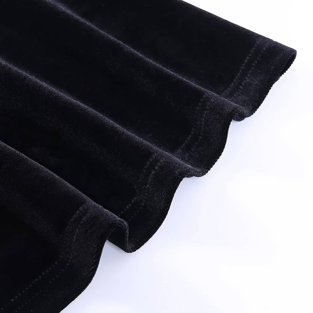 Détail de la matière velours noir de la robe de bal gothique GhostlyGalleon, finition ourlet ondulé