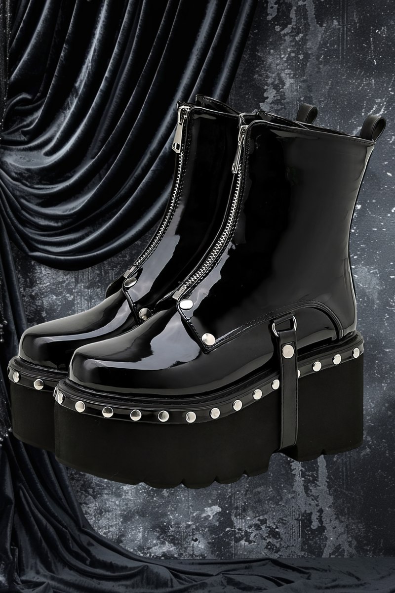 Grosses chaussures gothiques Cryptkeeper's noires vernies à plateforme épaisse avec clous argentés et fermeture éclair centrale