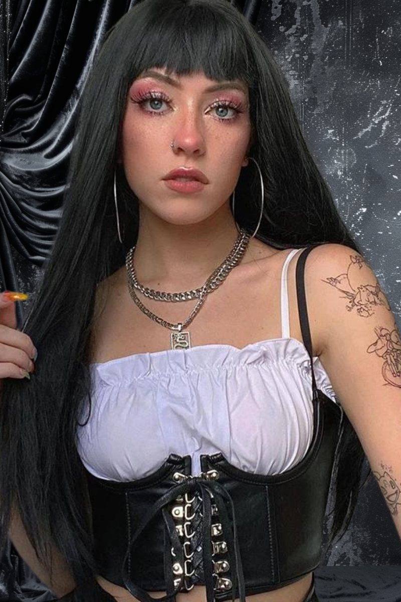 Femme portant un haut de forme gothique noir en velours avec lacets avant, style Wraith's Whisper