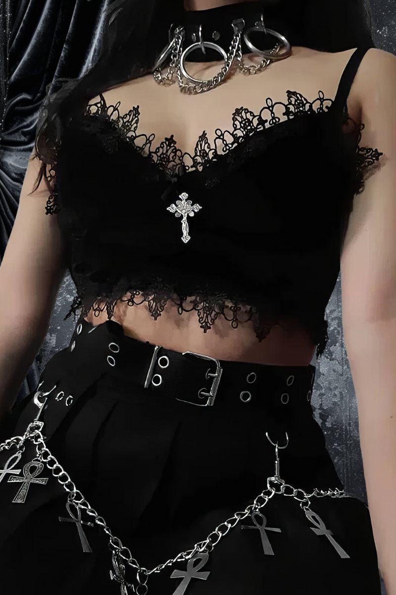 Haut dentelle gothique noir à fines bretelles avec motif floral délicat et bordure en dentelle ajourée, modèle Spectral Shift