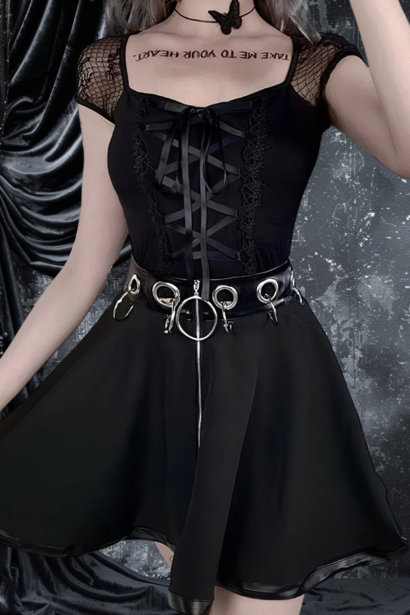Haut gothique femme noir à lacets avec manches en dentelle et ceinture à anneaux métalliques