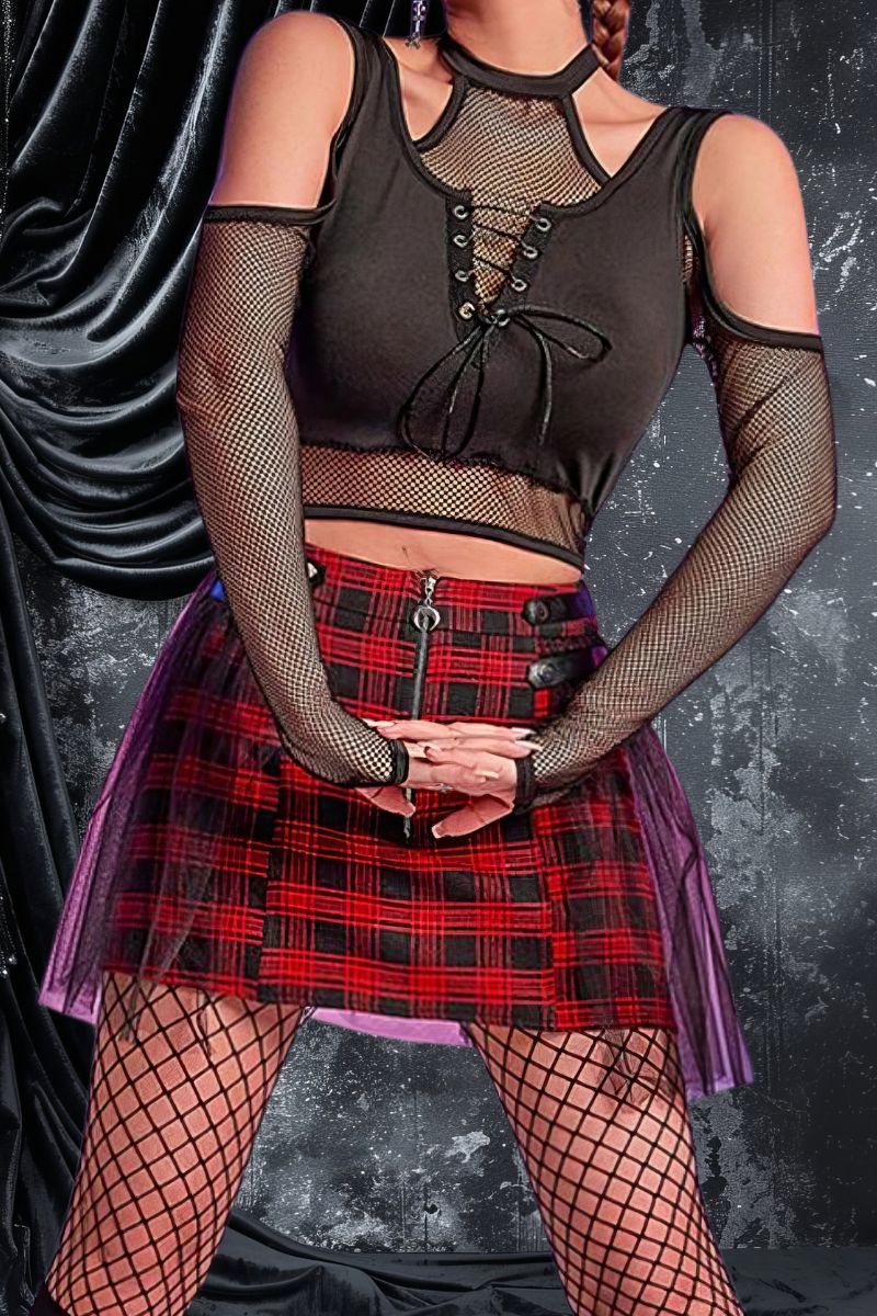 Haut gothique femme sexy ClearGoth noir avec col en résille et laçage devant, manches longues résille noire, porté avec jupe courte écossaise rouge et noire