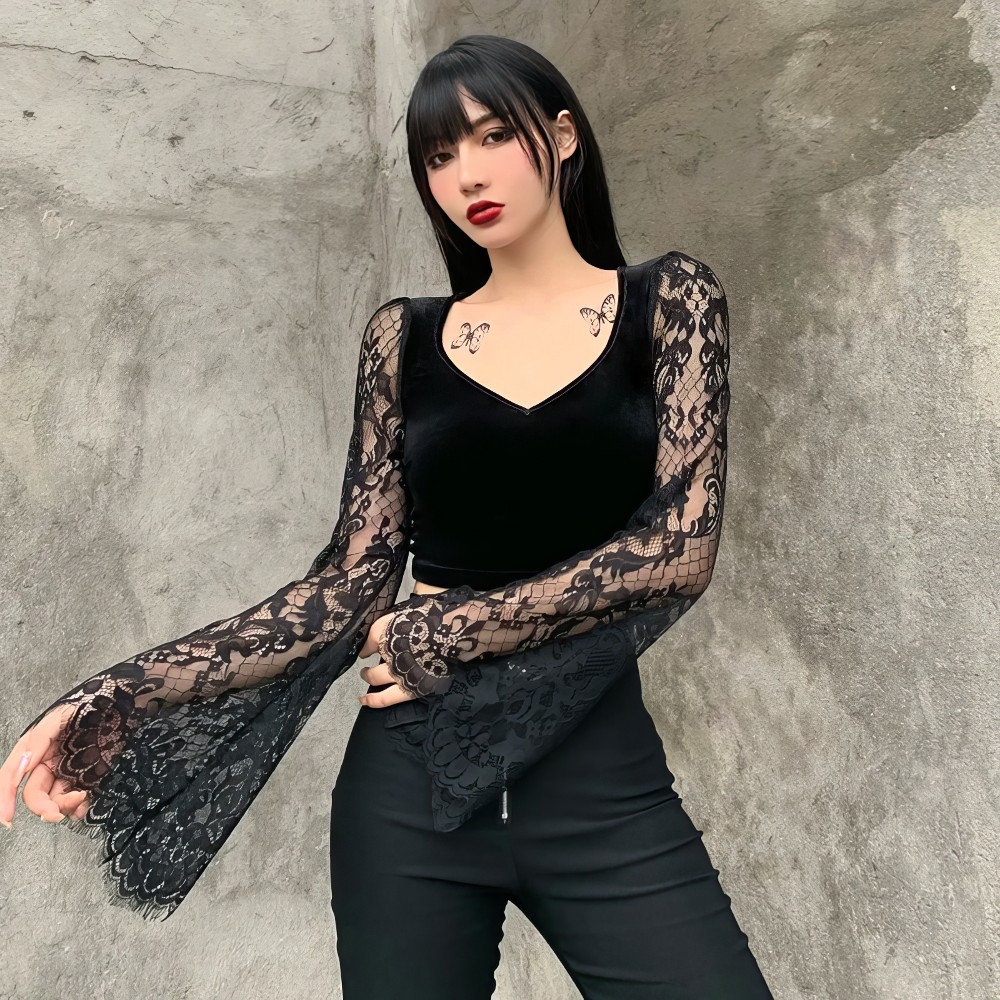 Haut gothique romantique WhisperTop en velours noir avec manches longues en dentelle noire transparente à motif floral, coupe ajustée et col en V