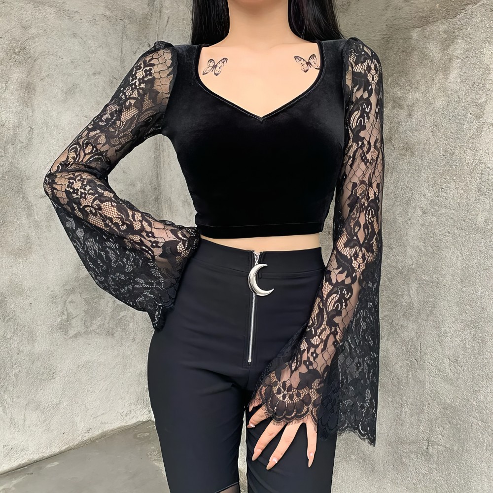 Haut gothique romantique WhisperTop en velours noir avec manches longues en dentelle noire transparente et décolleté en V