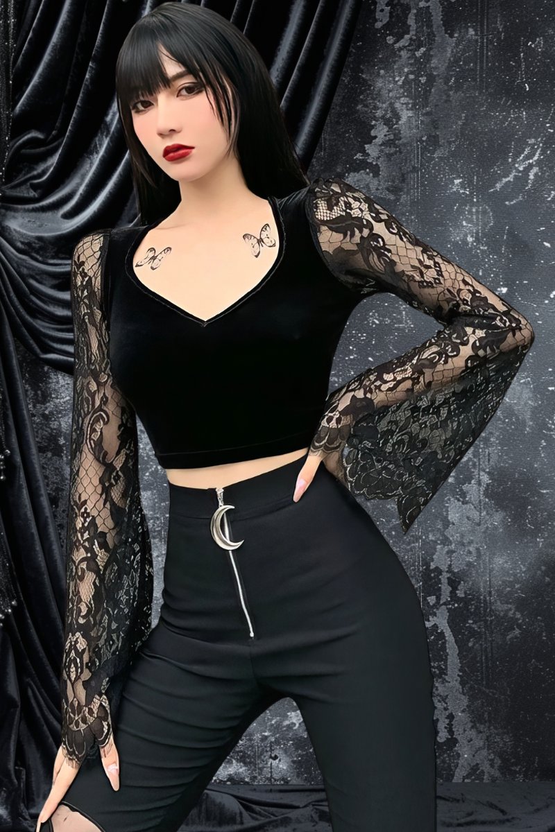 Haut gothique romantique WhisperTop en velours noir avec manches longues en dentelle noire transparente et col en V