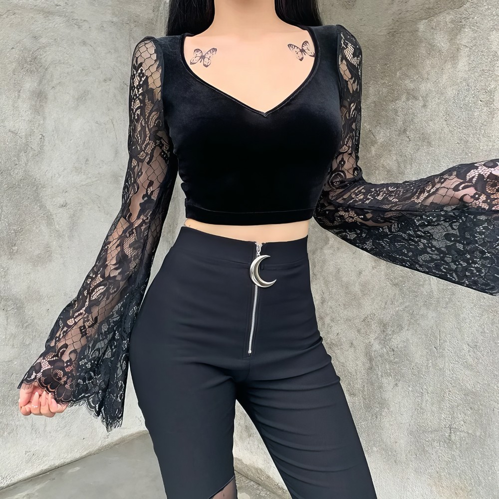 Haut Gothique Romantique WhisperTop en velours noir avec manches longues en dentelle noire transparente et évasée