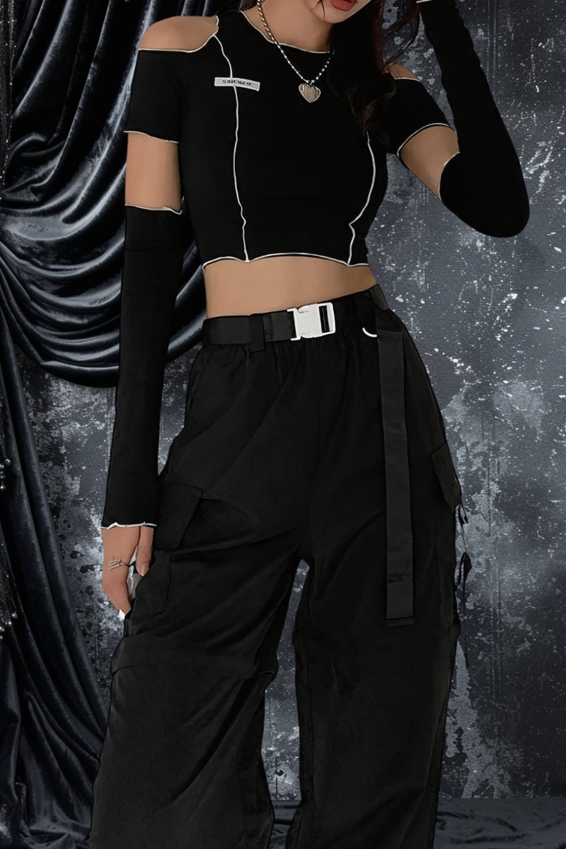 Haut gothique streetwear Casia noir à manches longues avec découpes aux épaules et coutures blanches contrastantes