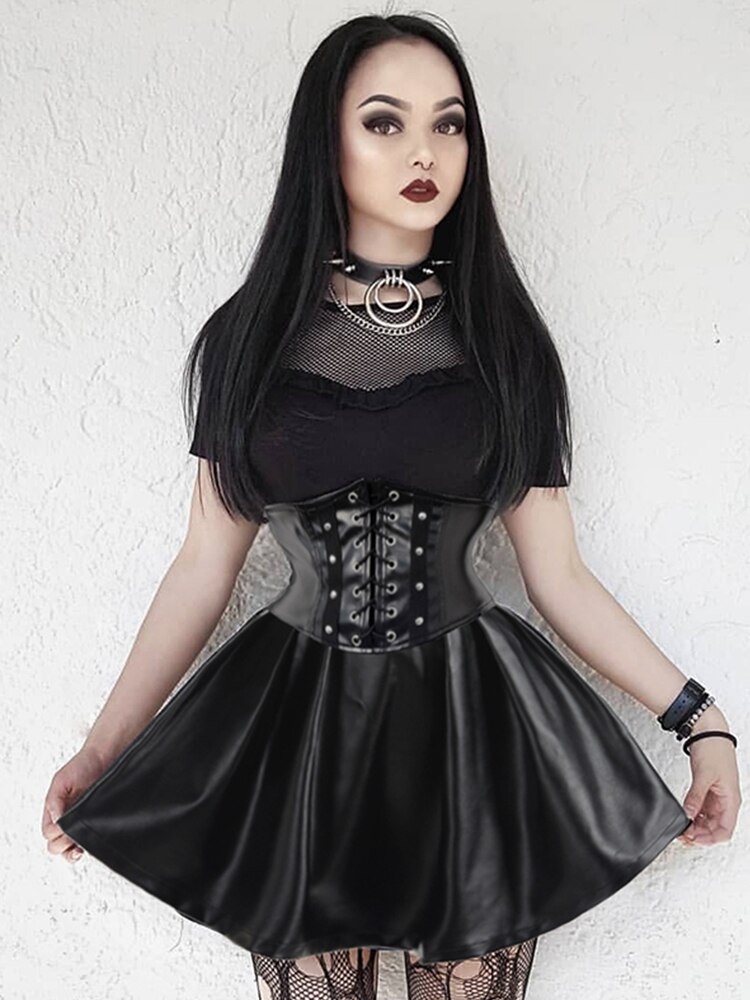 Jupe corset gothique cuir noir Ravenia portée, vue de face avec détails lacets et coupe évasée