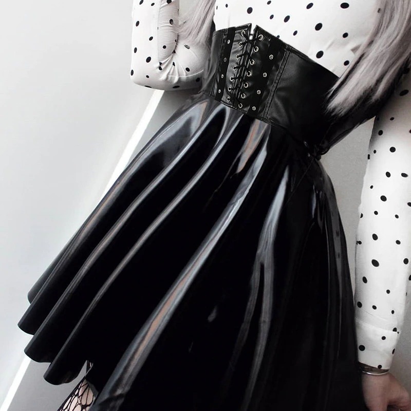 Jupe corset gothique en cuir noir brillant modèle Ravenia vue de côté avec laçage avant