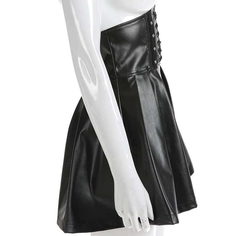 Jupe corset gothique en cuir noir Ravenia vue de profil avec laçage sur le côté