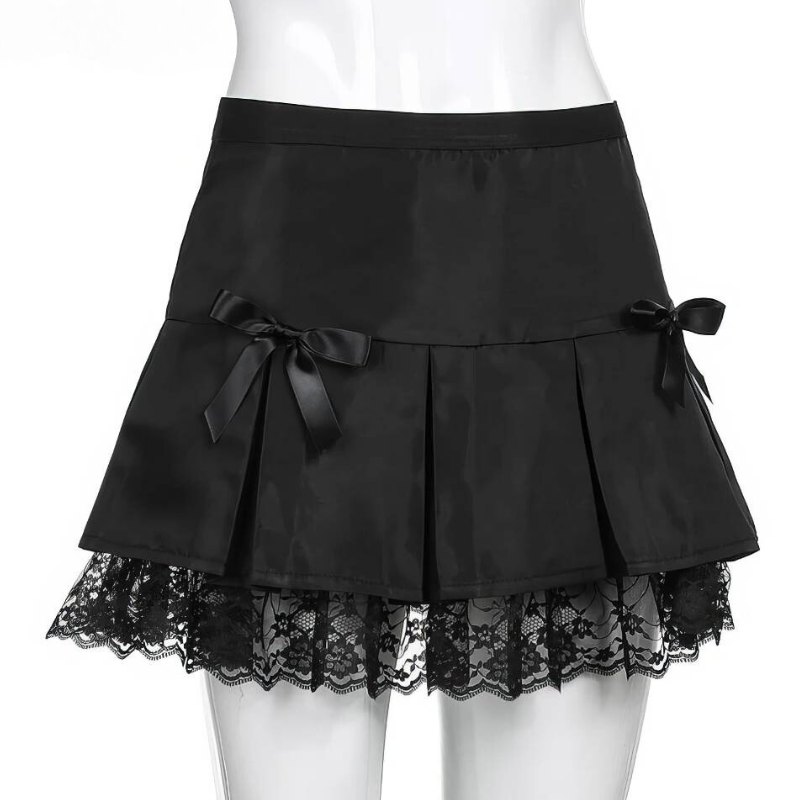 Jupe courte gothique Grimia noire avec plis et dentelle noire en bas, ornée de petits nœuds satinés sur les côtés
