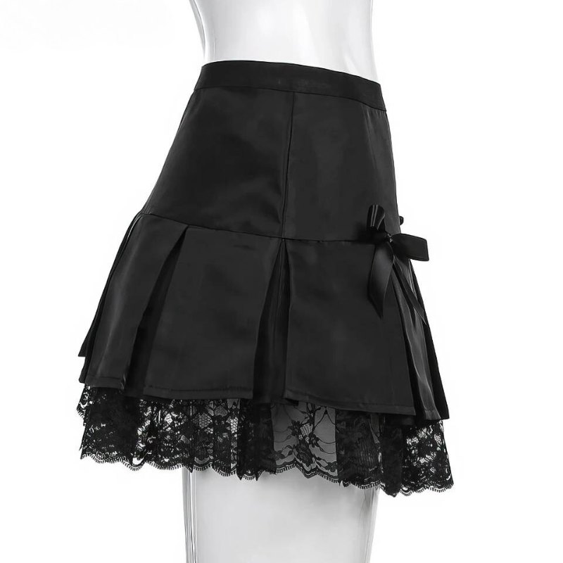 Jupe courte gothique noire en satin avec dentelle noire en bas et petit nœud sur le côté modèle Grimia