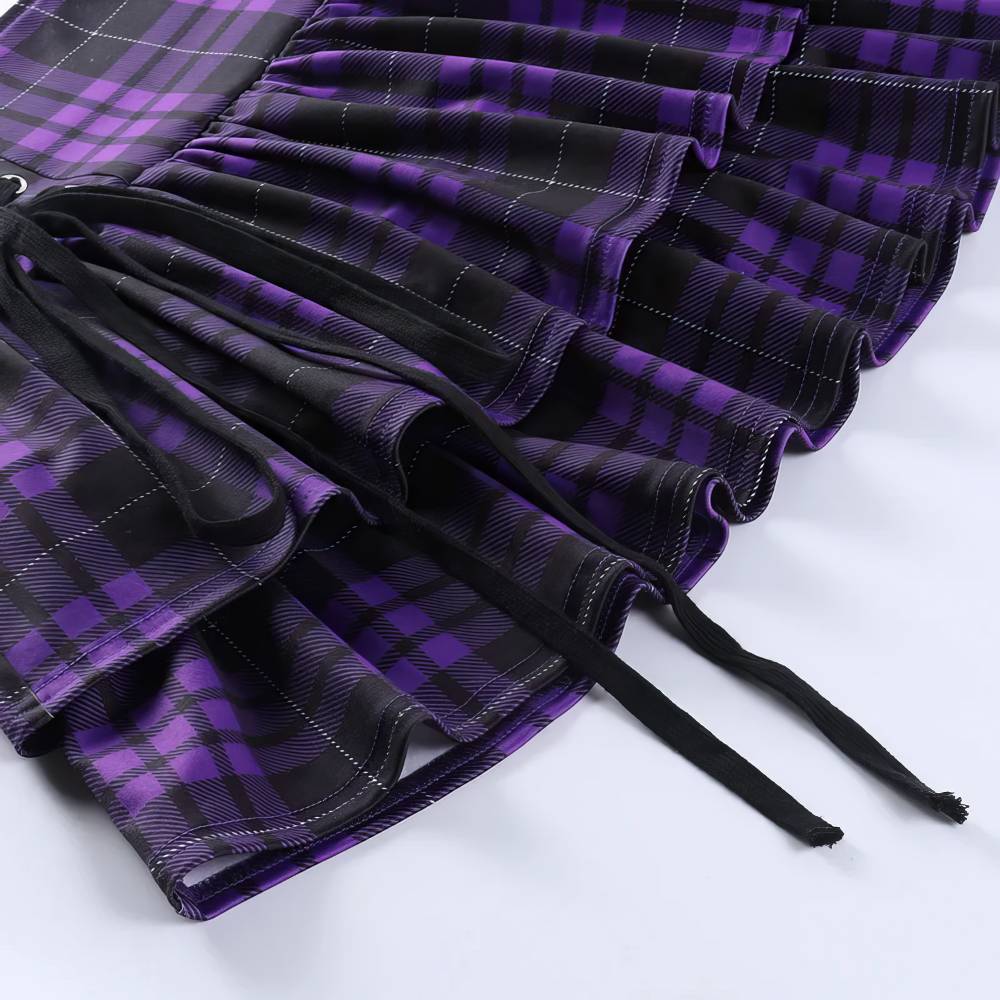 Jupe écossaise gothique Lunaria en tissu à carreaux violet et noir avec plis et lacets noirs