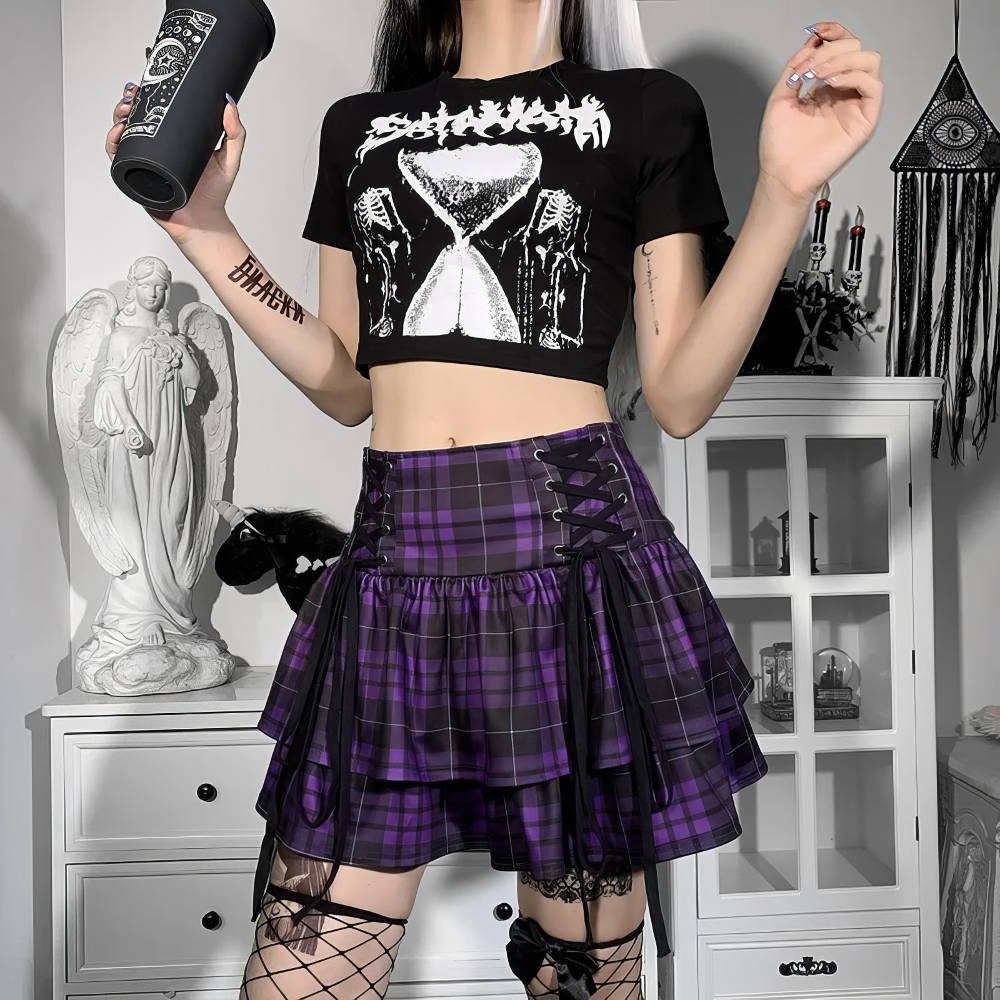 Jupe écossaise gothique Lunaria violette à motifs tartan avec volants et lacets noirs, style punk gothique
