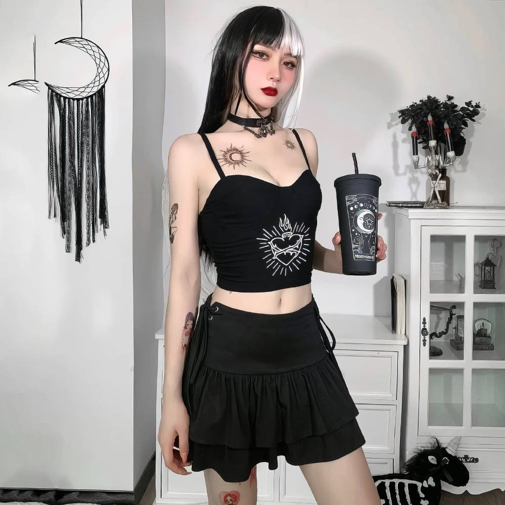 Jupe gothique courte noire en tissu léger avec volants, portée par un mannequin avec un haut noir à motif ésotérique