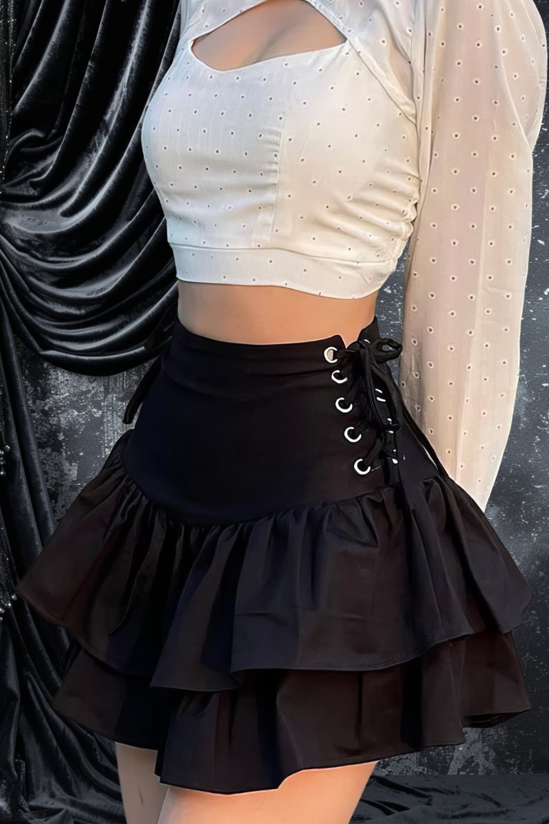 Jupe gothique courte noire Wraithia avec volants superposés et laçage latéral en œillets métalliques