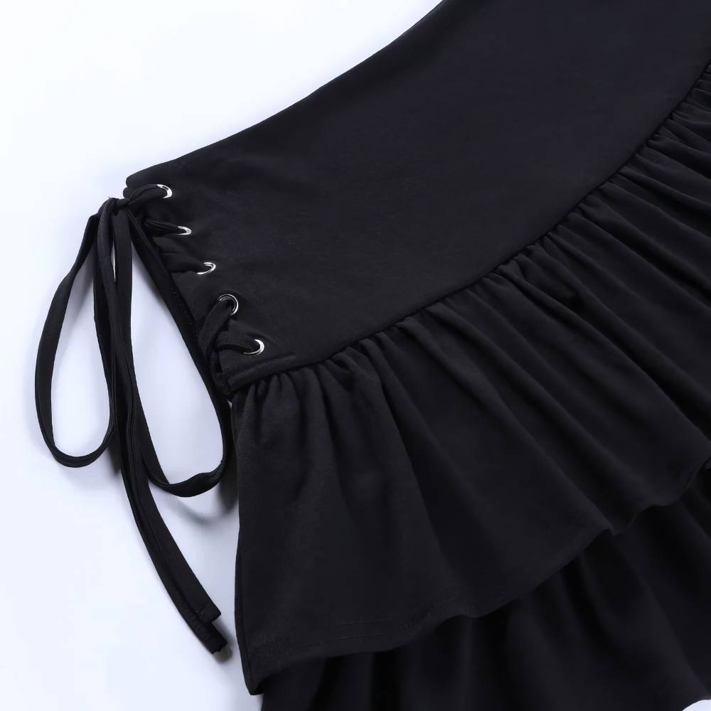 Détail de la jupe gothique courte Wraithia en tissu noir avec laçage sur le côté et volant plissé
