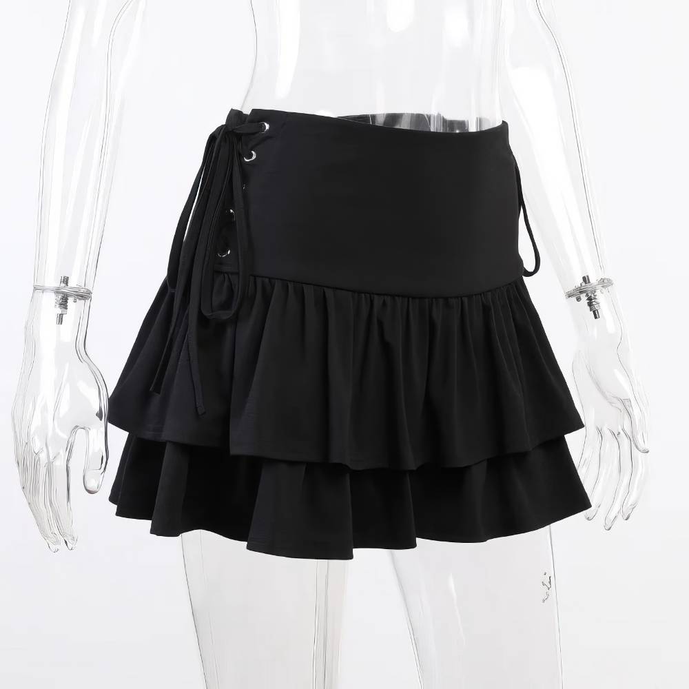 Jupe gothique courte Wraithia noire en tissu avec volants superposés et laçage sur le côté