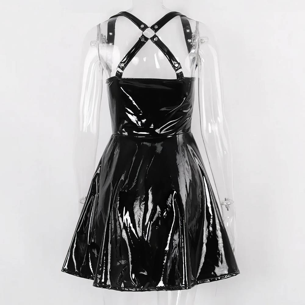 Jupe gothique cuir noir brillante avec bretelles croisées et boucles métalliques modèle Mourningia vue de dos