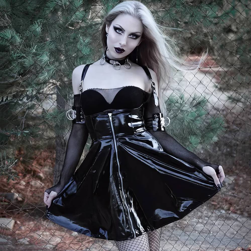 Jupe gothique cuir noir brillante modèle Mourningia portée avec top noir et accessoires gothiques