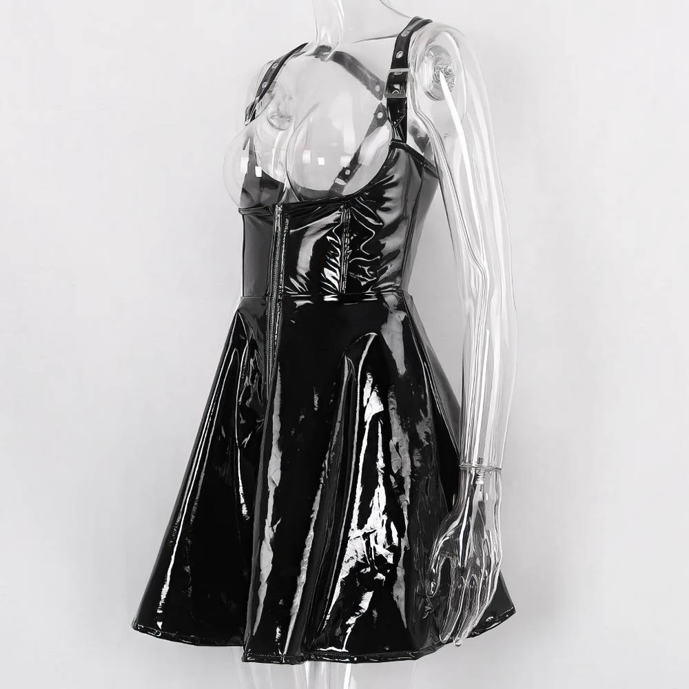 Jupe gothique cuir noir Mourningia effet vinyle brillant avec bretelles réglables et jupe évasée vue de profil