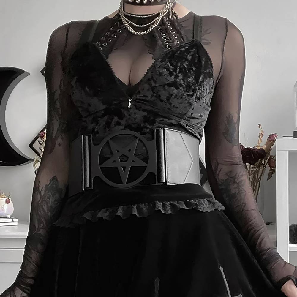 Jupe gothique dentelle Nightfallia noire en velours avec ceinture large à pentagramme, portée avec top transparent manches longues et gants en dentelle