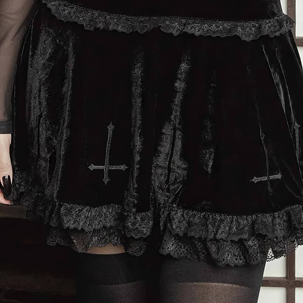 Jupe gothique dentelle Nightfallia en velours noir avec bordure en dentelle noire et motifs croix gothiques brodés