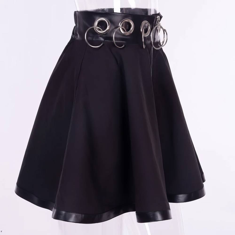 Jupe gothique Lady Frostwovenia noire en tissu avec ceinture en simili cuir et anneaux métalliques argentés